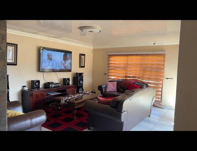 4 BEDROOM HOUSE FOR SALE IN THE ORCHARDS